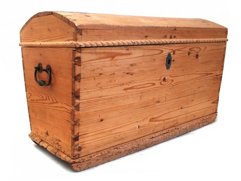 Read more about the article Antike Truhe Naturholz – die bezaubernde Vintage Schönheit