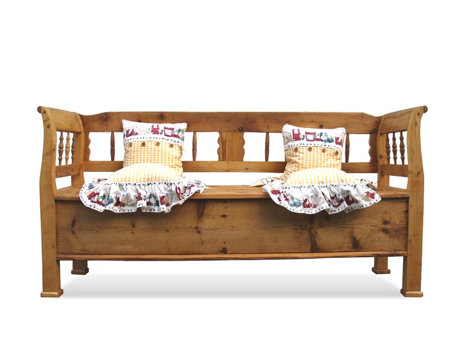 Read more about the article Antike Truhenbank bezaubernd, Sitztruhe mit Spindellehne