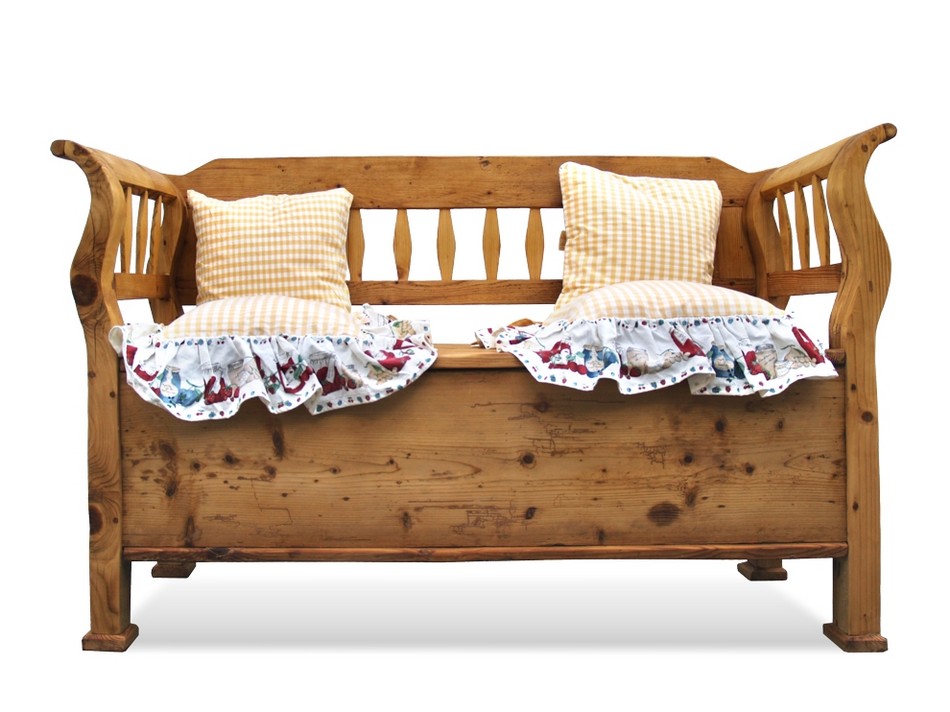 Read more about the article antike Truhenbank – traumhaft schöne Naturholz Sitztruhe