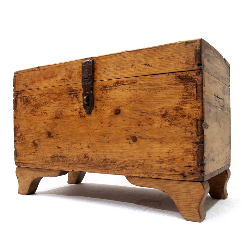 Read more about the article Antike Shabby Chic Naturholz Truhe – die zierliche Schönheit