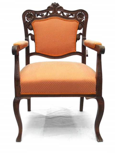 Read more about the article Antiker Armlehnstuhl geschnitzt – die bezaubernde Alternative