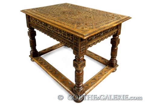 Read more about the article Geschnitzter antiker Tisch – schön & wertbeständig