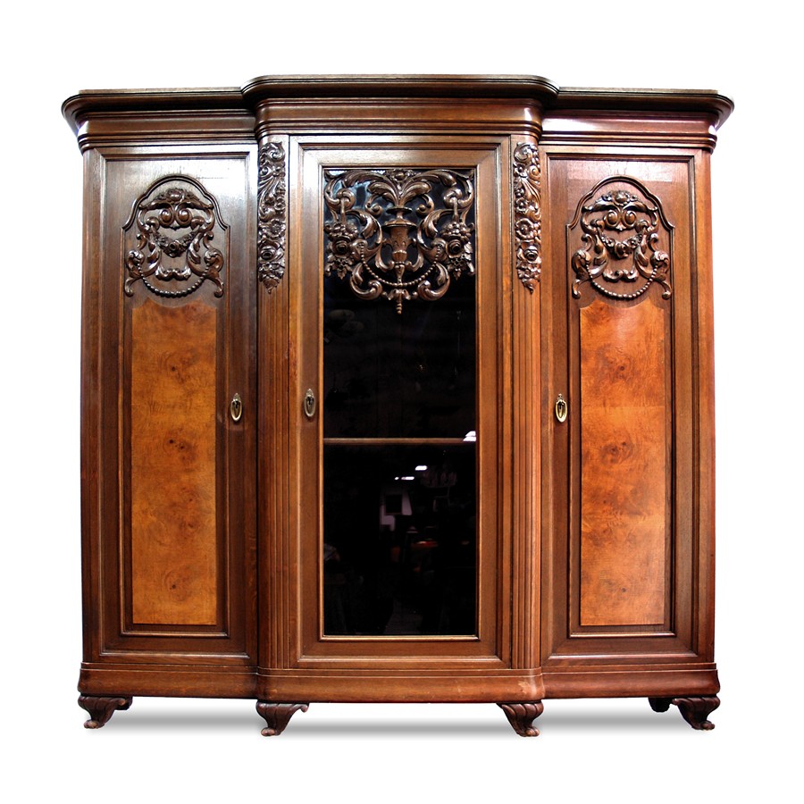 You are currently viewing Antiker Bücherschrank geschnitzt für das elegante Herrenzimmer