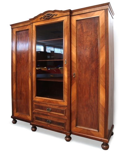 Read more about the article Altdeutscher großer Schrank antik mit Vitrinenteil