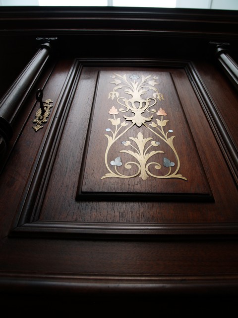 Antiker Schrank Messing Intarsien Perlmutt Antiquität Möbel Bücherschrank Marmor