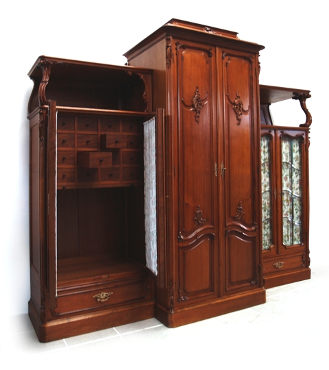 Read more about the article Antiker Schrank altdeutsches Kabinett Möbel restauriert