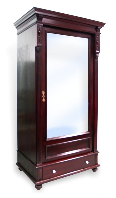 You are currently viewing Restaurierter antiker Dielenschrank – unverspielt elegant