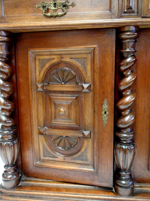 antiker schrank kredenz buffet geschnitzt fratzen 10