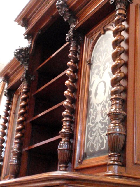 antiker schrank kredenz buffet geschnitzt fratzen 12