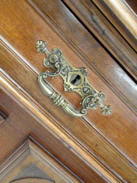 antiker schrank kredenz buffet geschnitzt fratzen 14