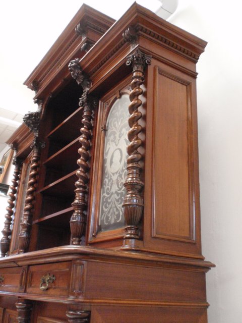 antiker schrank kredenz buffet geschnitzt fratzen 15