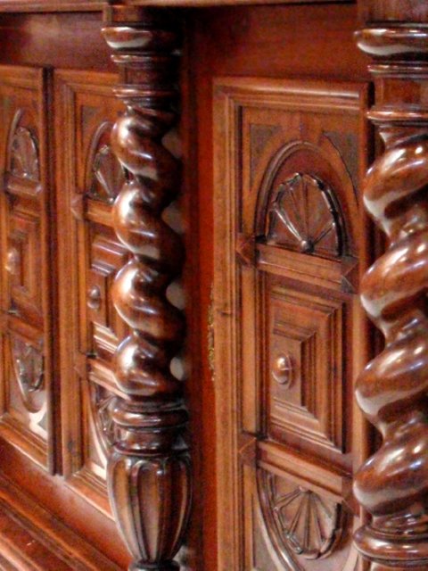 antiker schrank kredenz buffet geschnitzt fratzen 24