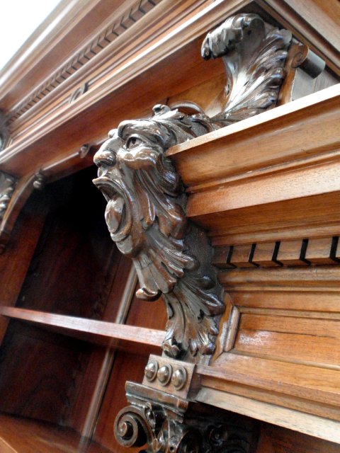 antiker schrank kredenz buffet geschnitzt fratzen 3