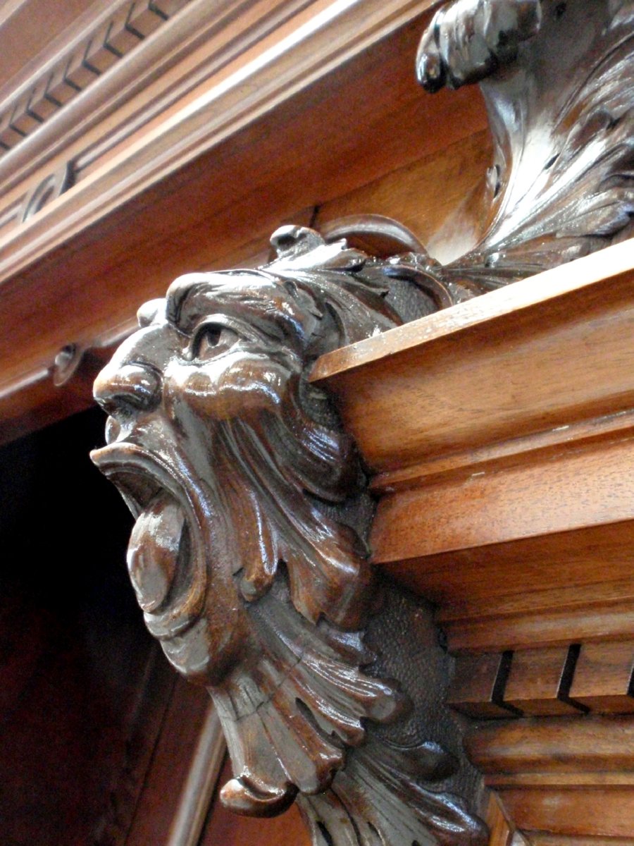 antiker schrank kredenz buffet geschnitzt fratzen 4