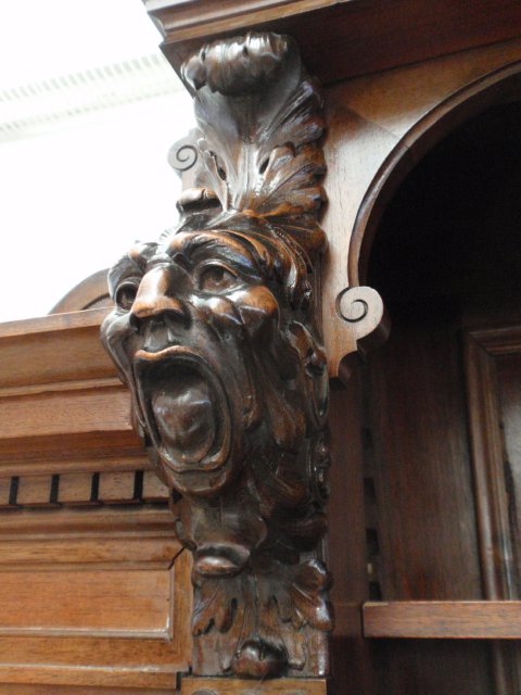 antiker schrank kredenz buffet geschnitzt fratzen 5