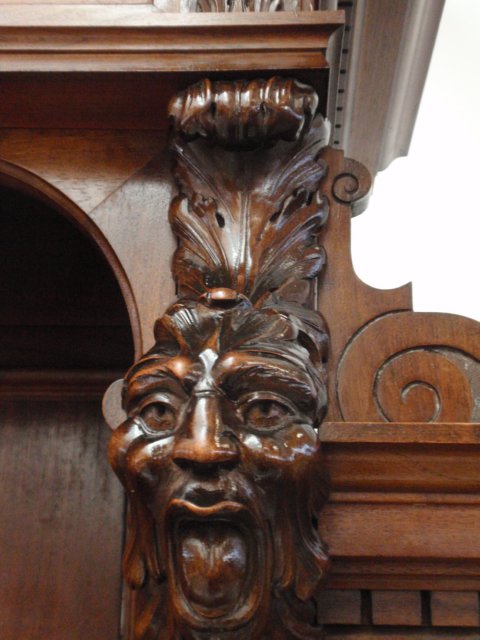 antiker schrank kredenz buffet geschnitzt fratzen 6