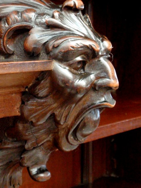 antiker schrank kredenz buffet geschnitzt fratzen 7