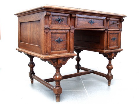 Read more about the article Antiker zierlicher Schreibtisch, der Freisteher