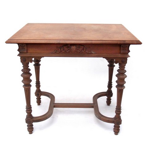 Read more about the article Antiker Tisch mit geschnitzten Frauenköpfen – einfach elegant!