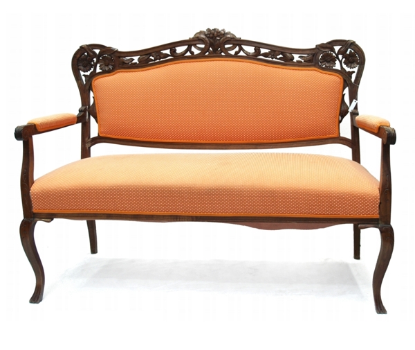 Read more about the article Antikes Sofa geschnitzt, orange tapeziert