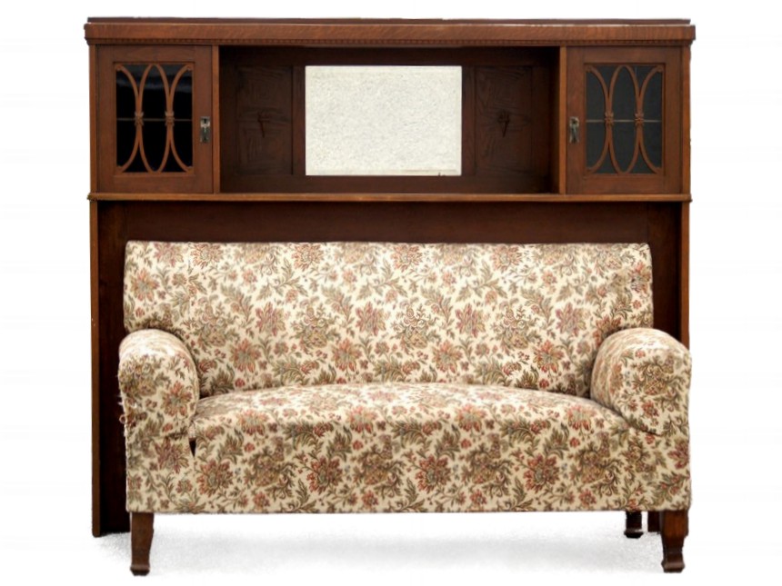 Read more about the article Antikes Sofa mit Vitrine im Überbau für Herrenzimmer