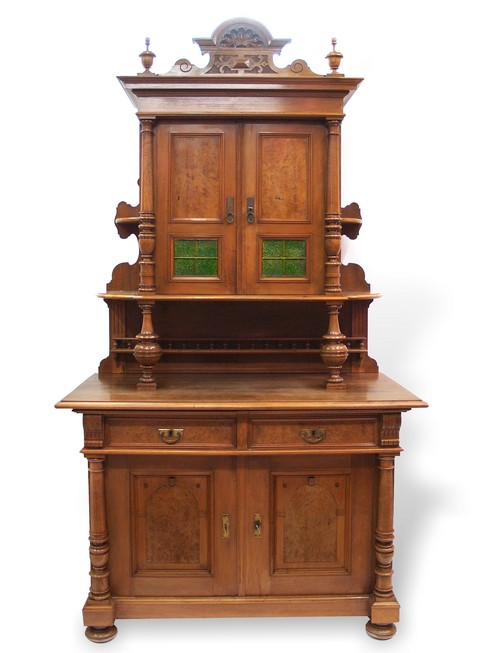 Read more about the article Altdeutsches Buffet in imposanter Fertigung – formschöne Antiquität