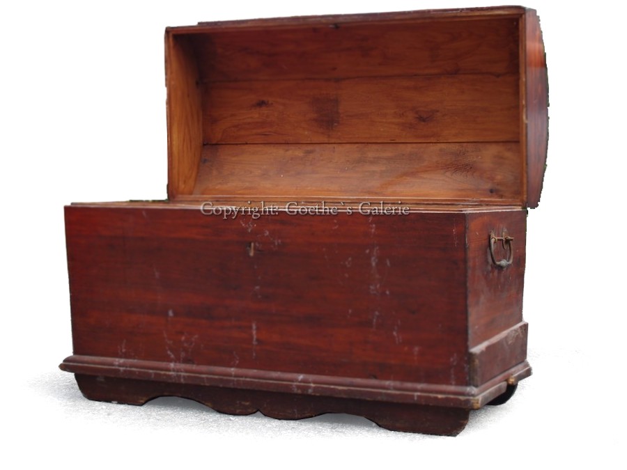 Read more about the article Antike  Runddeckeltruhe – großes Stauraumwundert, schlicht und unverspielt