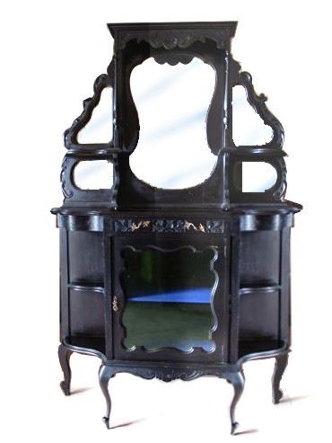 Read more about the article Antike Anrichte reich verziert in Schwarz – das elegante Wohnraumhighlight!