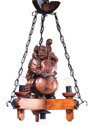 Read more about the article Bauernlampe mit übergroßer geschnitzter Figur