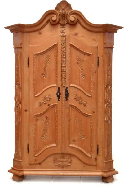 Read more about the article Formschöner Bauernkasten mit üppigen Schnitzarbeiten