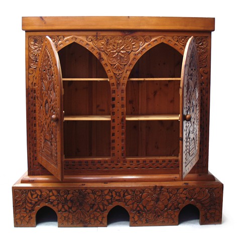 Read more about the article Zirbenholz Bauernschrank reich beschnitzter Vintage Schrank