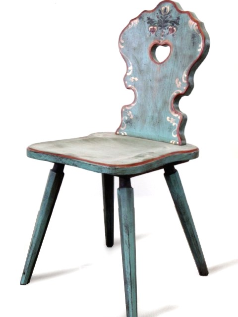 Read more about the article Bemalter Bauernstuhl von VOGLAUER in zartem Blau und ländlichem Charme