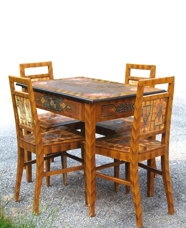 Read more about the article Bauerntisch mit wunderschöner Bauernmalerei