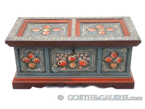 Read more about the article TÖLZER Bauernmöbel Nähkiste – ein bezauberndes Raumaccessoire