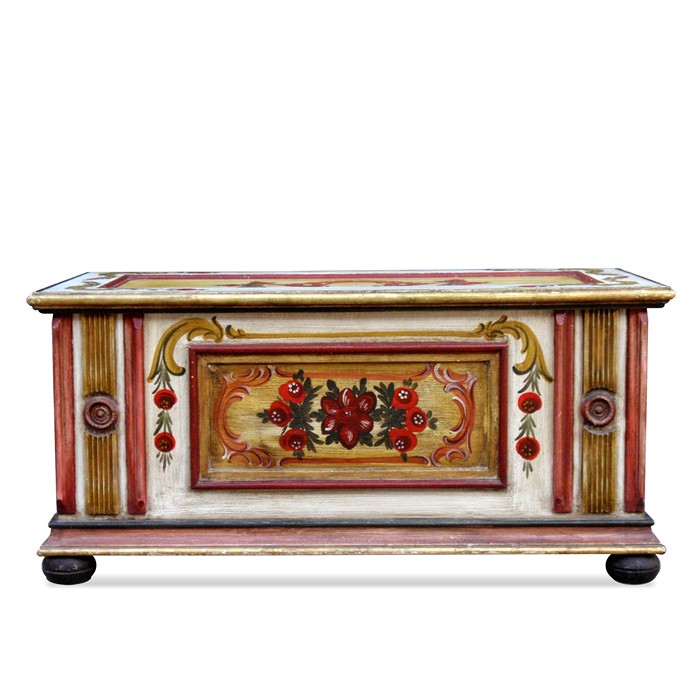 Read more about the article Antike Bauerntruhe rot-creme bemalt