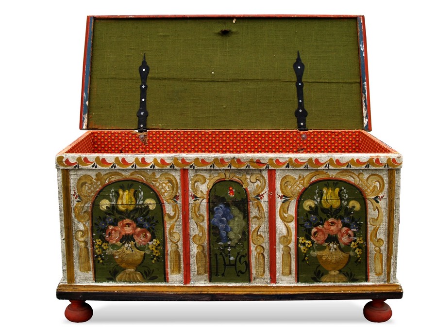 Read more about the article Antike große Bauerntruhe bezaubernd bemalt