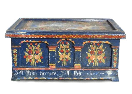 Read more about the article Bemalte Bauerntruhe antik – die provinzielle Schönheit!