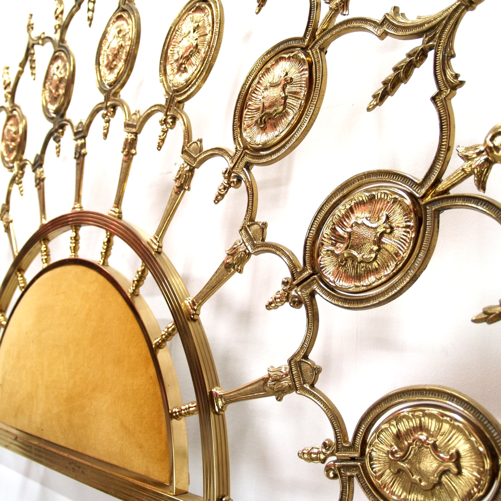 Read more about the article Antikstil Messing Doppelbett mit prunkvollem Medaillonhaupt