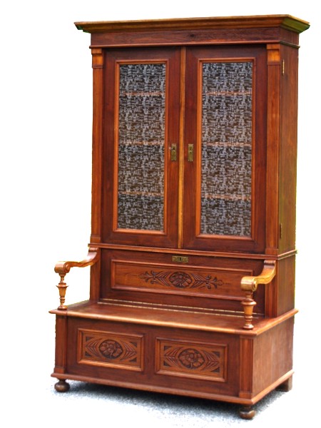 Read more about the article Antiker Sitztruhenschrank mit Vitrinenaufsatz – bezaubernde Schönheit!