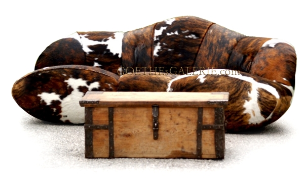 Read more about the article BRETZ Cultsofa MUMBA Kuhfell SOFA Ausstellungsstück