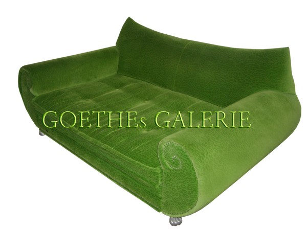 Read more about the article Bretz Gaudi 4-Sitzer grün, ausziehbares Sofa, Bettsofa