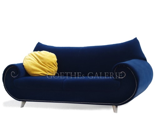 Read more about the article BRETZ Cultsofa GAUDI neuwertiges Sofa – Royalblau und bezaubernd!