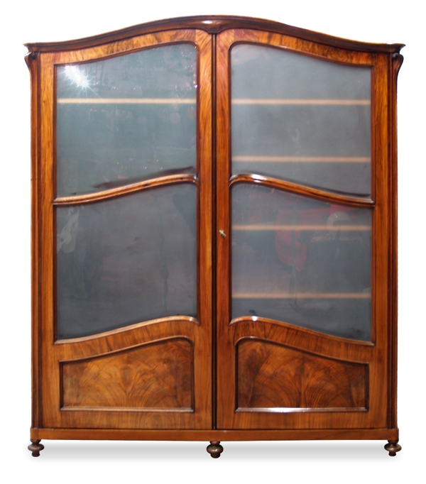 Read more about the article Antiker Bücherschrank in eleganter Fertigung – zeitlos schön!