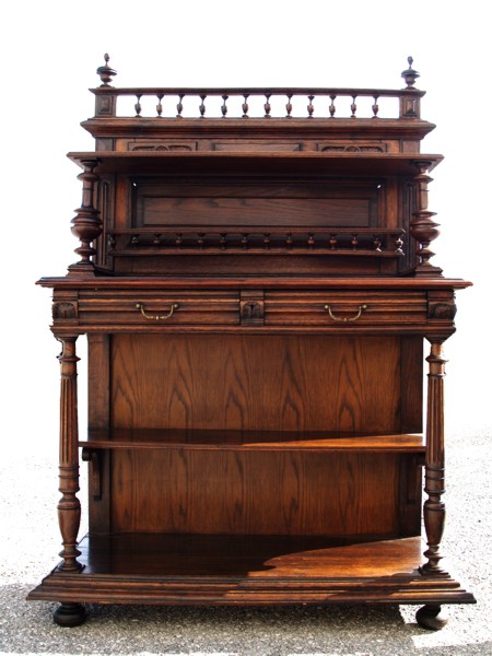 Read more about the article Antike Etagere, Kommode, Möbel