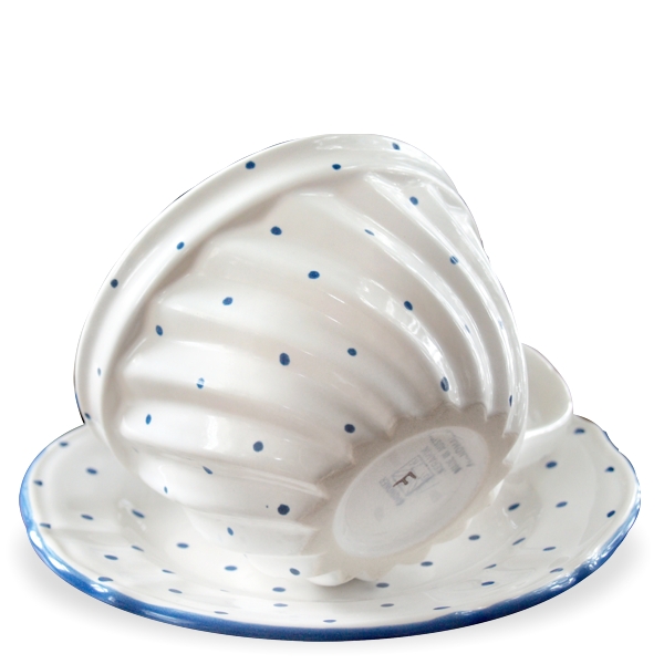 Read more about the article Gmundner Keramik blaue Punkte Tupferlblau Guglhupf Kaffeetassen