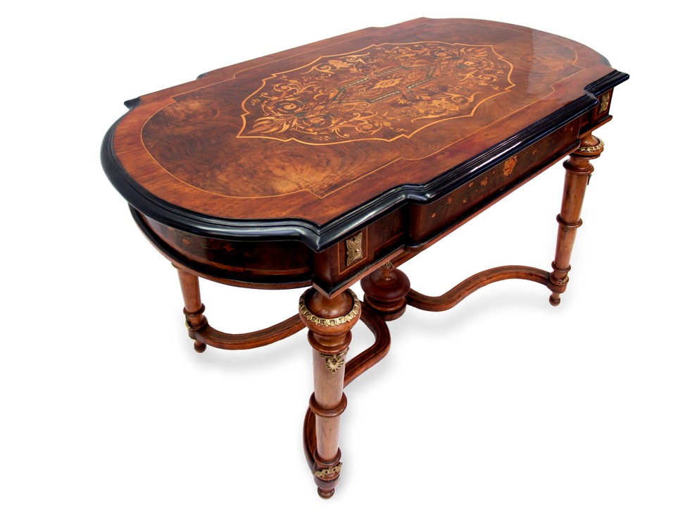 Read more about the article Englischer Tisch, exquisites Moebel mit Intarsien um 1860-80