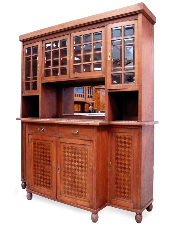 Read more about the article Antikes Buffet mit Rautenmarketerie – elegante Antiquität