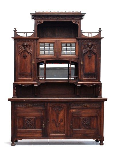 Read more about the article Jugendstil Kredenz, geschnitztes Schrankmöbel – beeindruckendes Wertmöbel