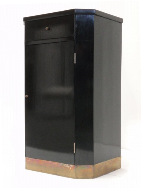Read more about the article Antike Jugendstil Kommode schwarz, kleiner Schrank