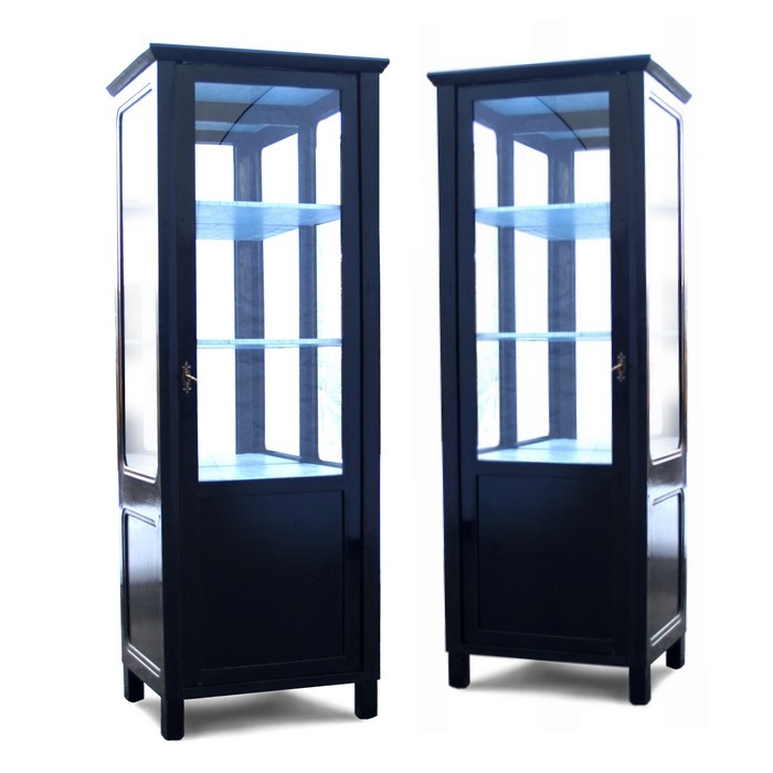 Read more about the article elegante Jugendstil Vitrine schwarz